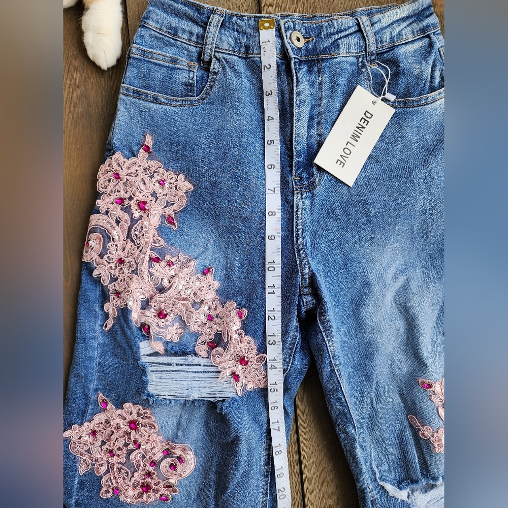Nwt Denim Love Boutique Embellished Blue Jeans with Pink Floral Design 😍 Sz 4/5 - Picture 7 of 12